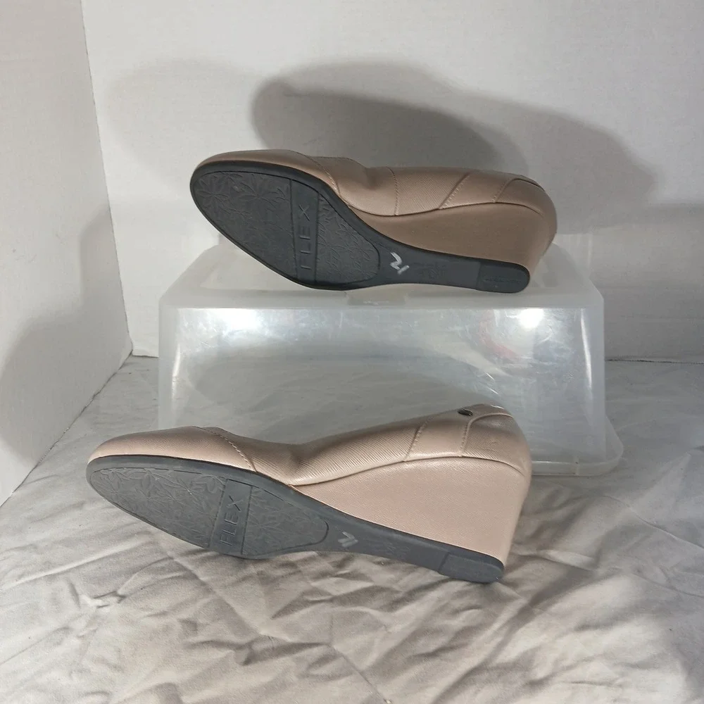 Life Stride Beige Wedge Pumps